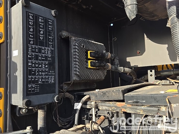 2020-volvo-ec300el-image-31