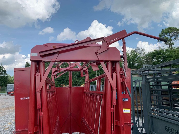 tarter-cattle-master-squeeze-chute-image-17