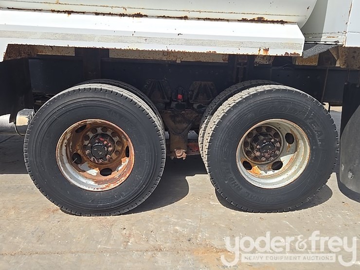 2000-peterbilt-357-image-10