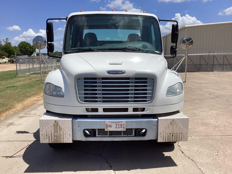 2014-freightliner-m2-image-2