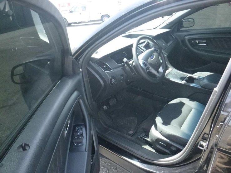 2015-ford-taurus-sedan-image-5