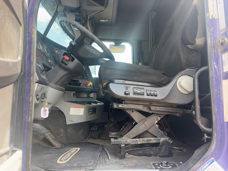 2015-freightliner-122sd-semi-image-27
