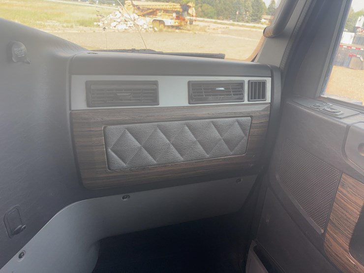 2015-freightliner-122sd-semi-image-32