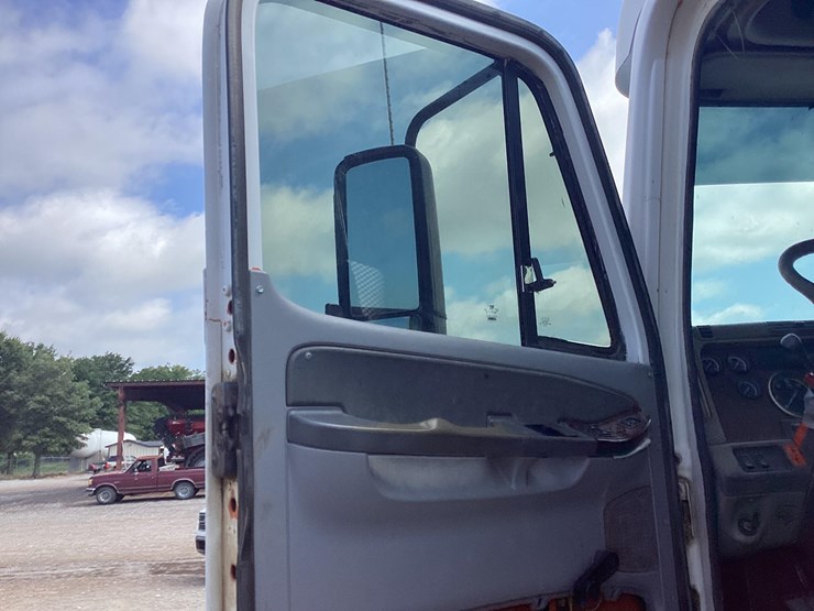 2006-freightliner-cst120-image-32
