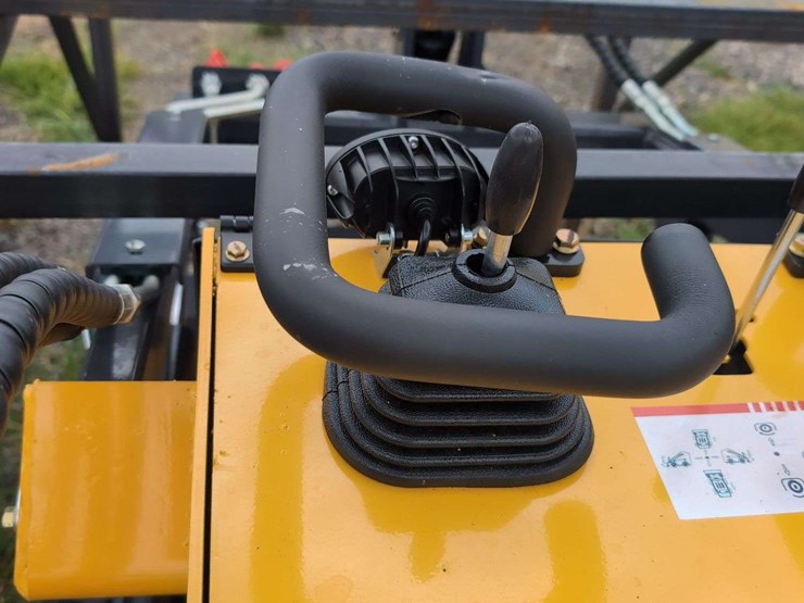zjg-mini-skid-steer-loader-zj-380-(yellow)---15hp---hand-control-area-damaged-please-review-photos-image-11