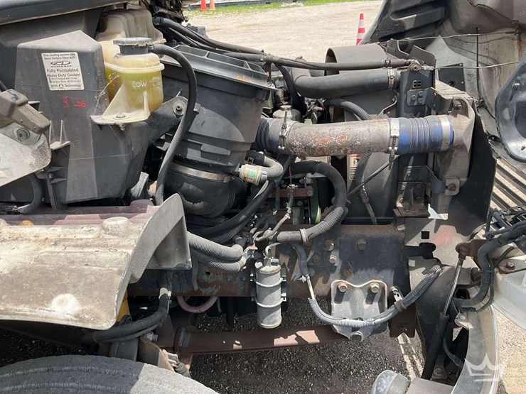 2004-freightliner-m2-106-image-9