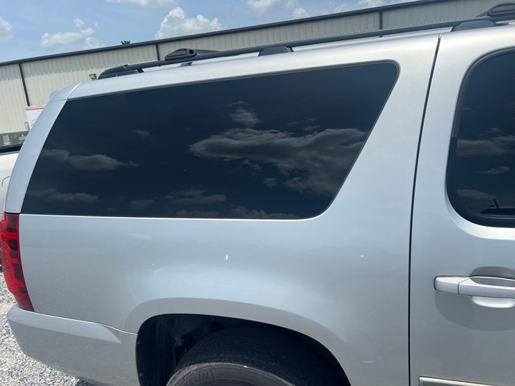 2012-chevrolet-suburban-image-16