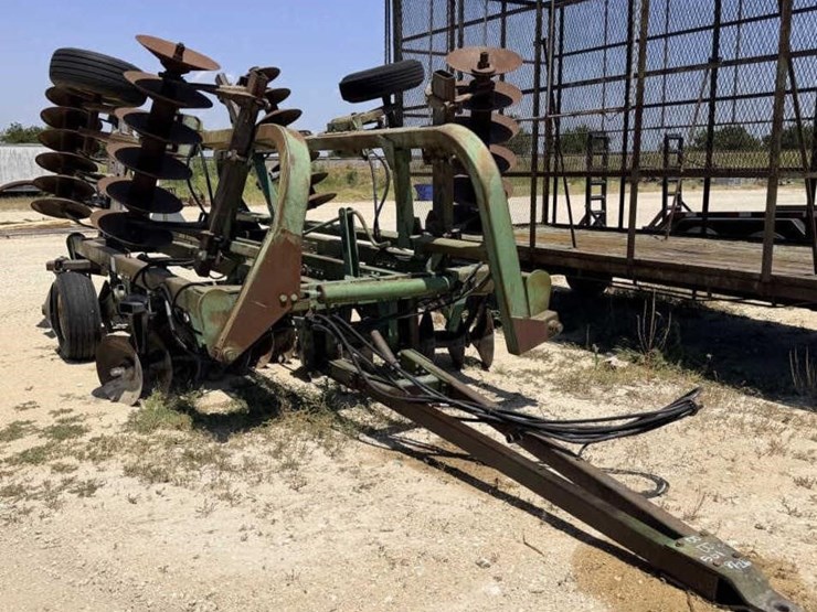 john-deere-335-image-2