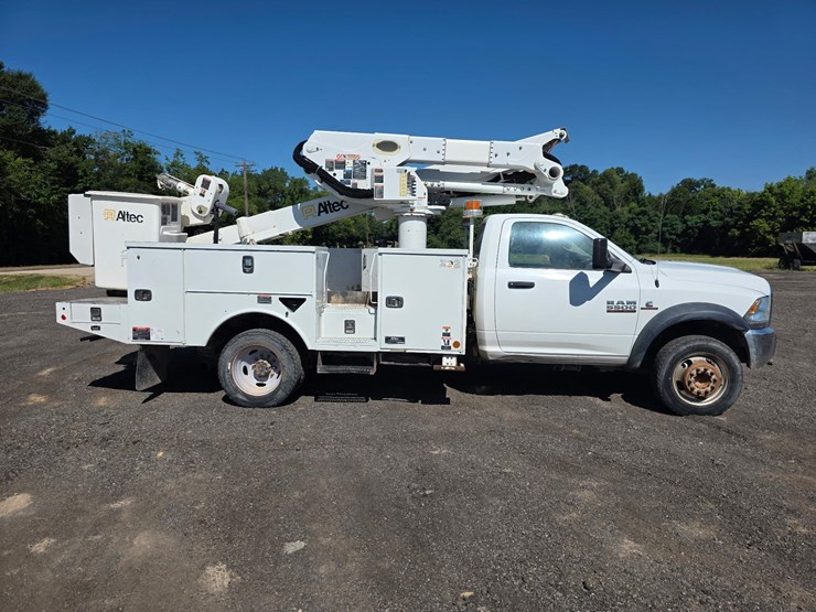 dodge-5500-bucket-truck.-image-3