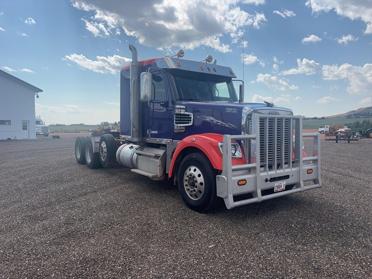 2015-freightliner-122sd-semi-image-3