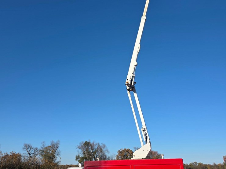 2017-ram-5500-bucket-truck-image-9