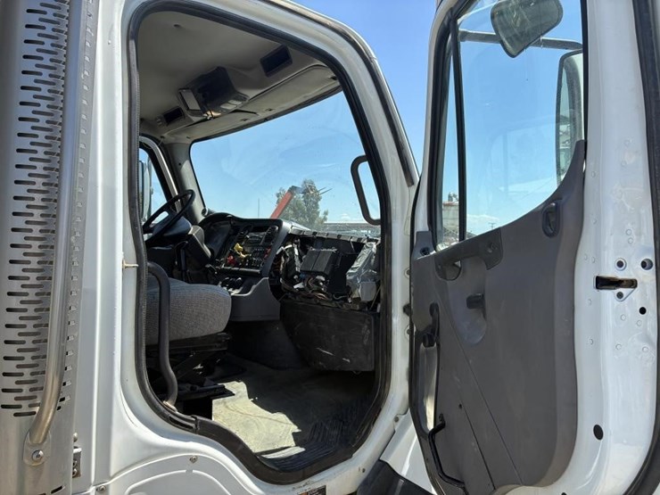 2013-freightliner-114sd-image-18