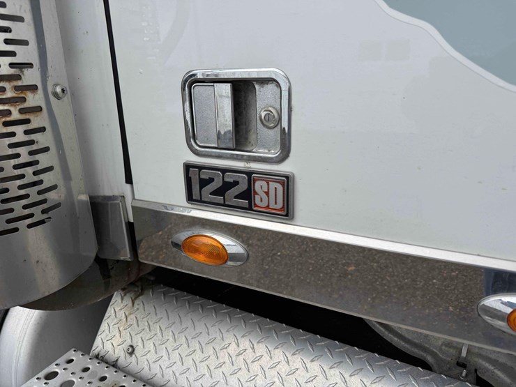 2018-freightliner-semi-image-11