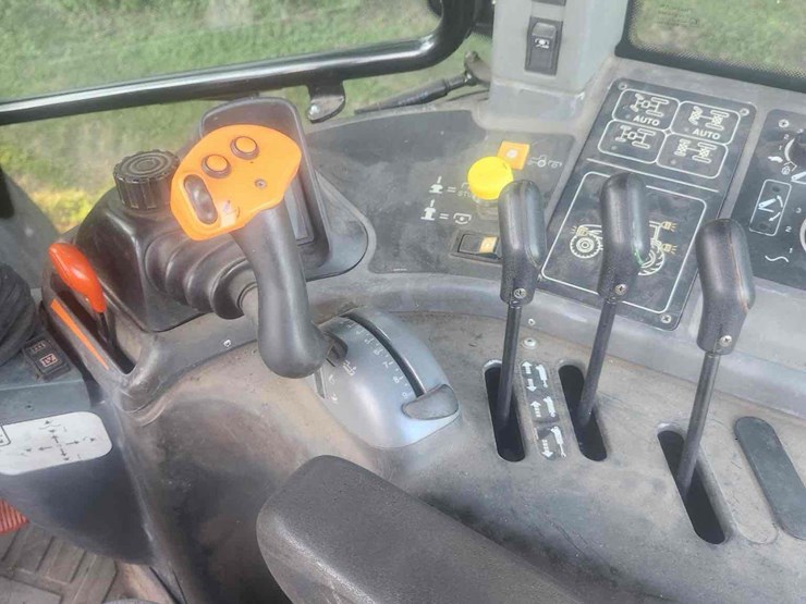 2006-new-holland-tm155-image-11