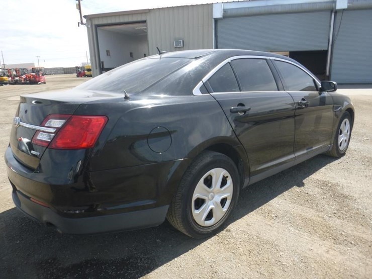 2015-ford-taurus-sedan-image-3