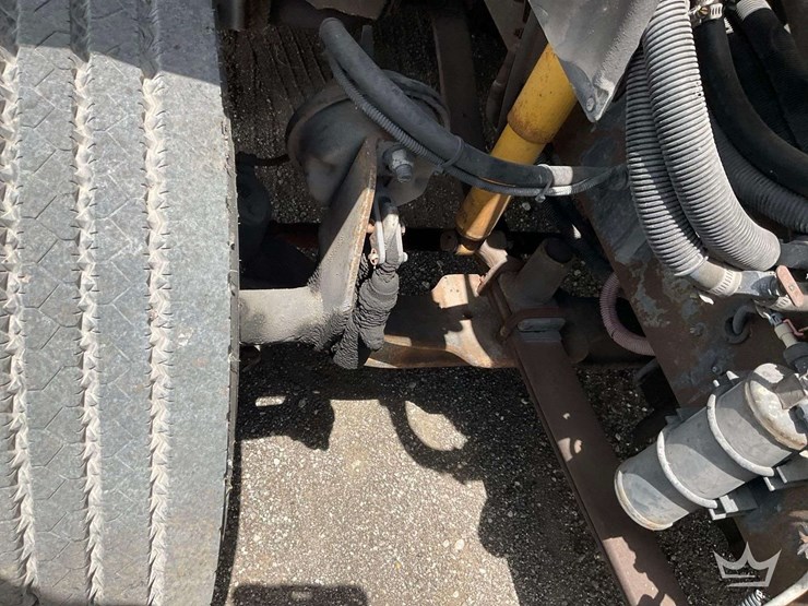 2004-freightliner-m2-106-image-45