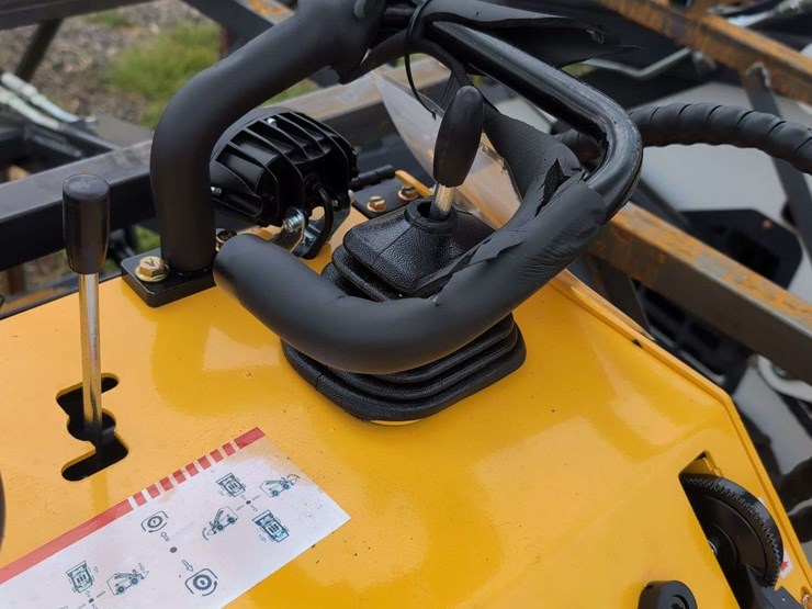 zjg-mini-skid-steer-loader-zj-380-(yellow)---15hp---hand-control-area-damaged-please-review-photos-image-10