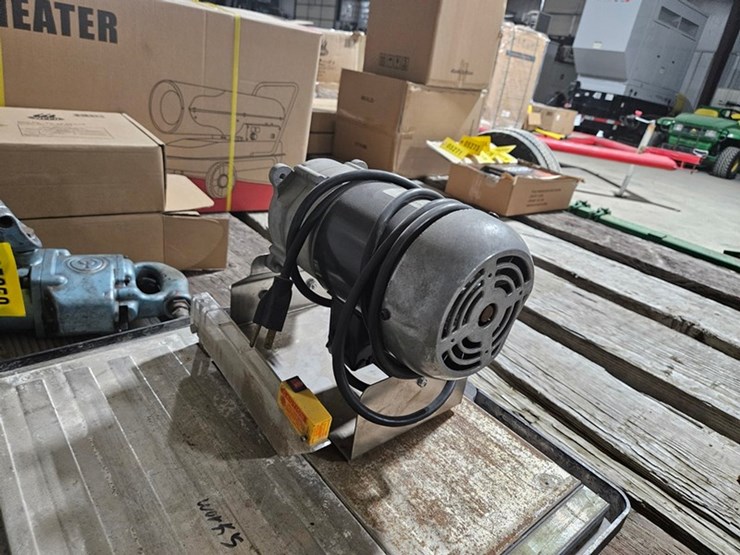 #215-•-tile-saw-with-gear-reduction-motor-image-3