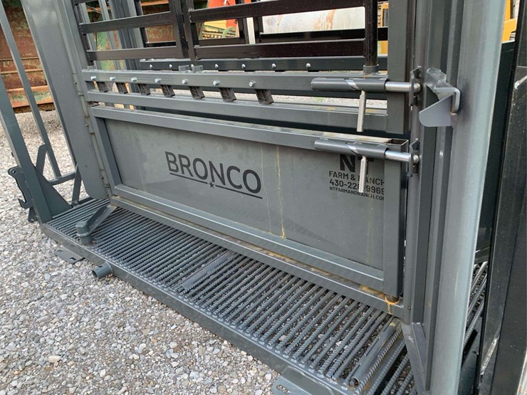 nt-bronco-squeeze-chute-image-4