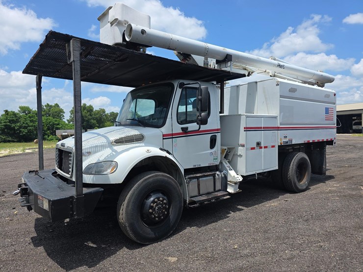 freightliner-bucket-truck-image-1