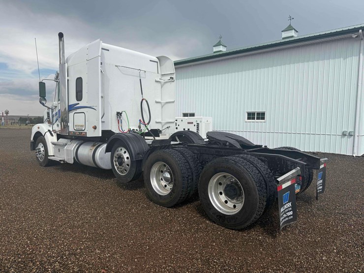 2018-freightliner-semi-image-3
