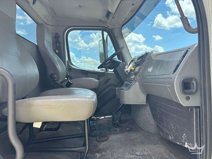 2015-freightliner-114sd-image-37