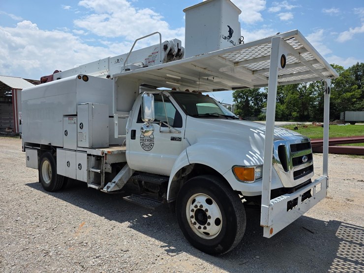 f750-bucket-truck-image-7