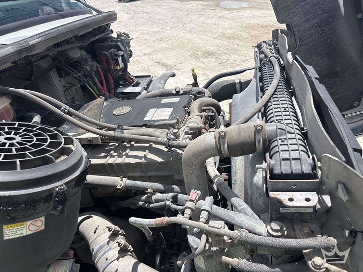 2015-freightliner-114sd-image-10
