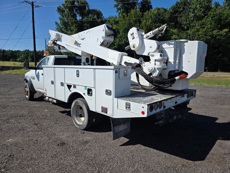 dodge-5500-bucket-truck.-image-4