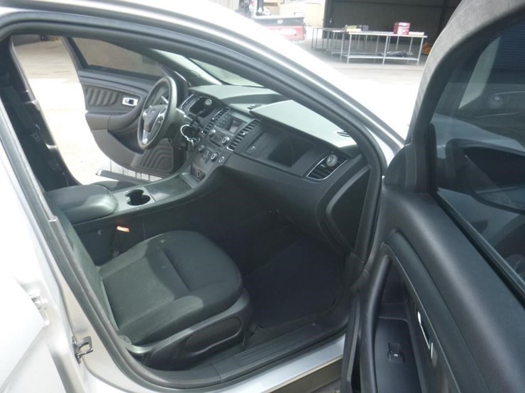 2015-ford-taurus-sedan-image-6