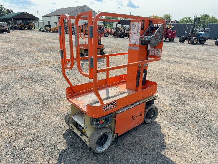 2013-jlg-1230es-image-3