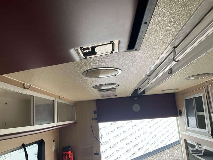 2003-freightliner-m2-106-image-51