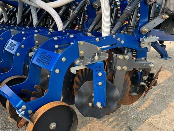 aguru-12-row-strip-till-bar6430-vertical-fold-toolbar-400-series-rowcrop-chassis-9t-montag-tank-image-4