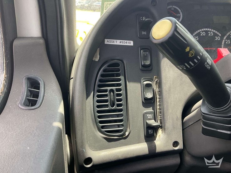 2003-freightliner-m2-106-image-20