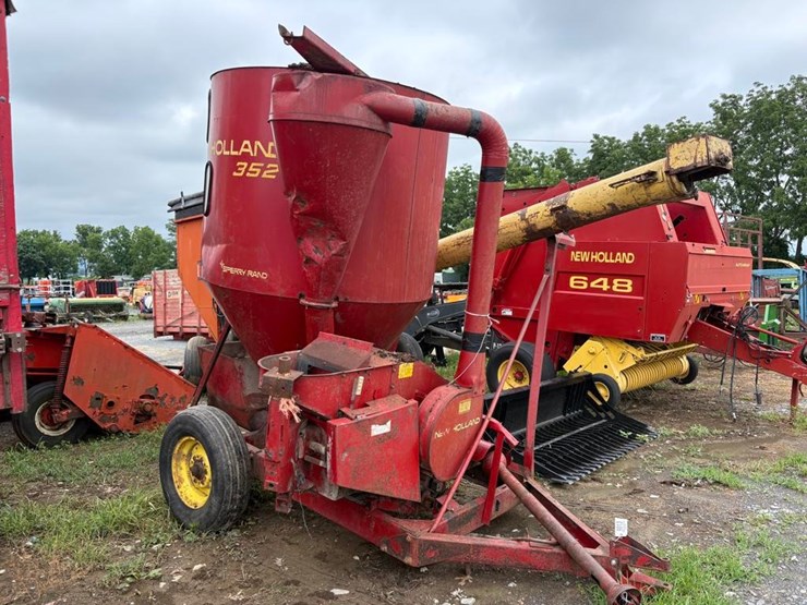 new-holland-352-image-1