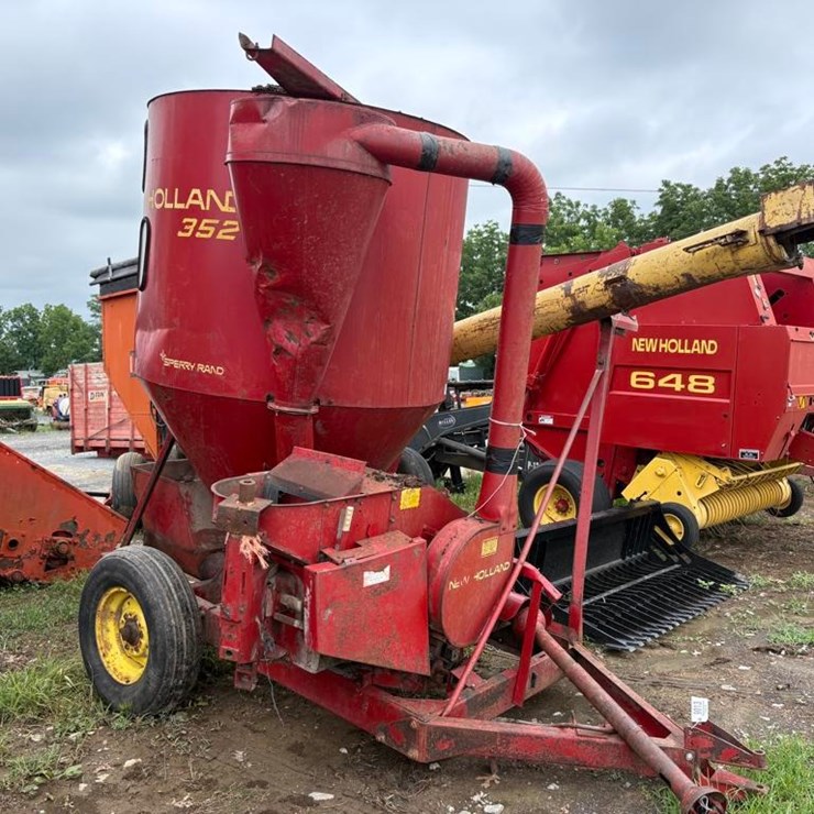 NEW HOLLAND 352