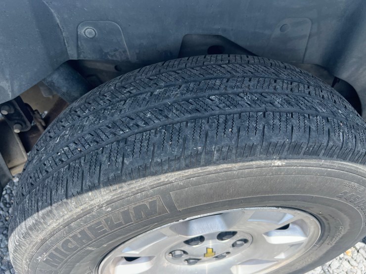 2012-chevrolet-suburban-image-43