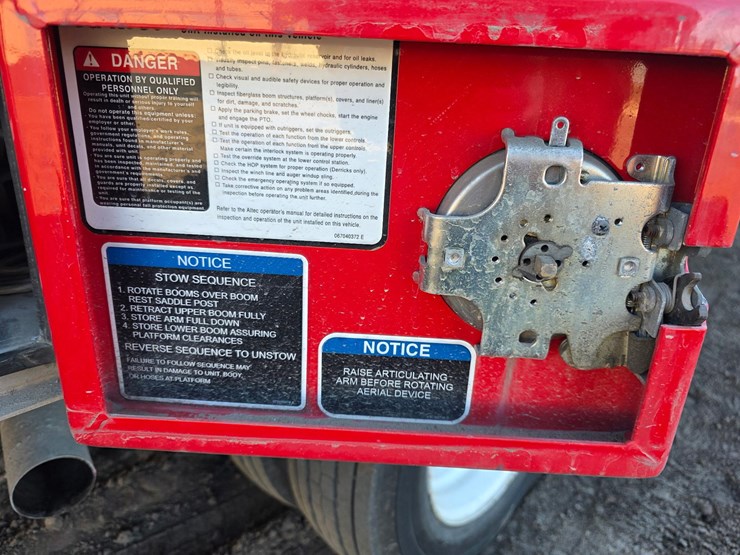 2017-ram-5500-bucket-truck-image-24
