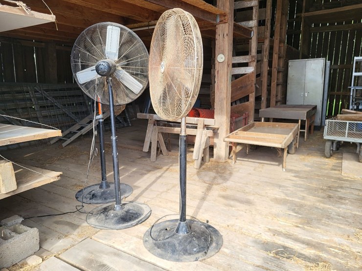 (3)-32"-livestock-fans-w/stands-and-electric-motor-image-2