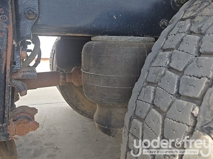 2012-peterbilt-348-image-27