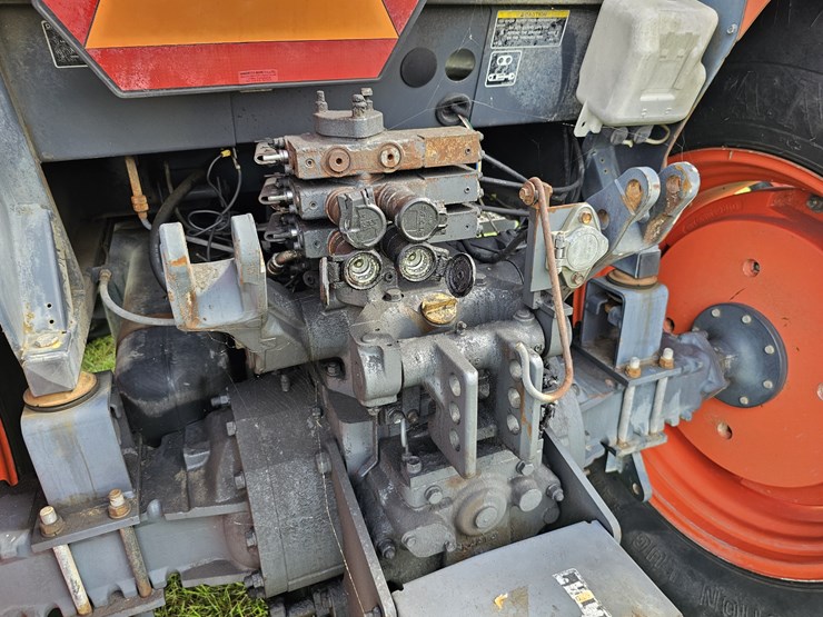 2015-kubota-m108s-image-6