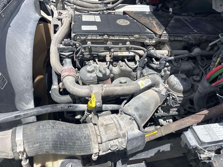 2015-freightliner-114sd-image-8