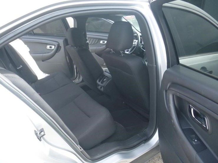 2015-ford-taurus-sedan-image-8