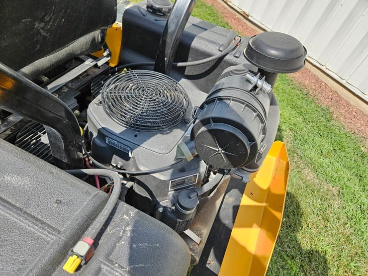 #6889-•-cub-cadet-"-the-tank"-zero-turn-mower-image-21