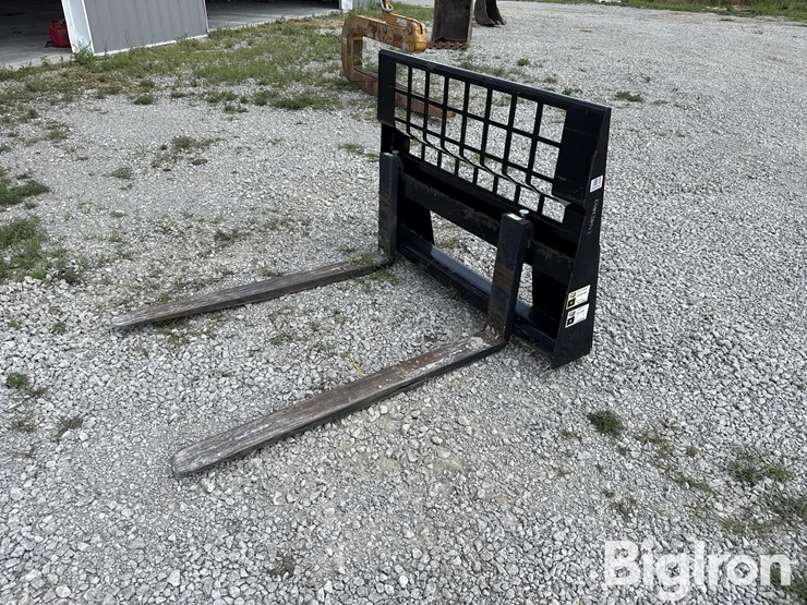 caterpillar-pallet-forks-image-1