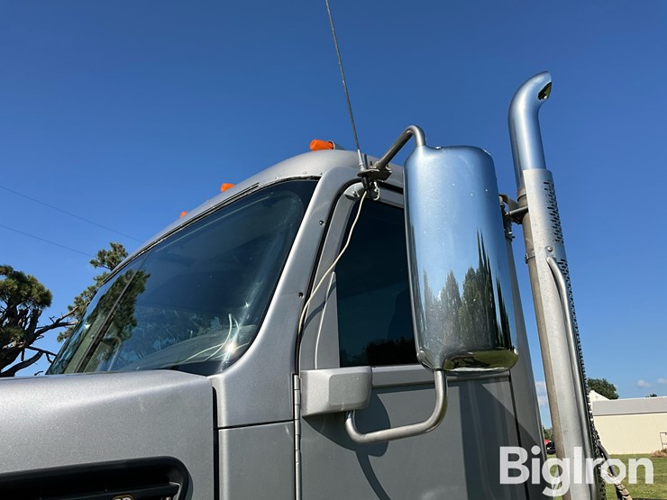 2016-freightliner-122sd-image-15