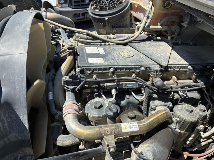 2013-freightliner-114sd-image-9