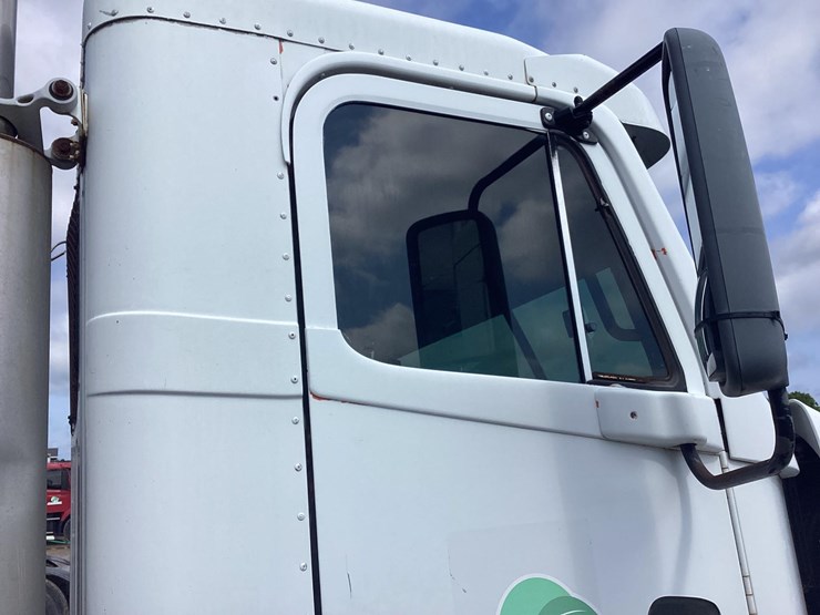 2006-freightliner-cst120-image-16