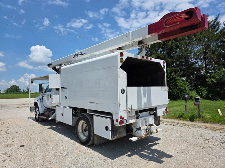 f750-bucket-truck-image-3