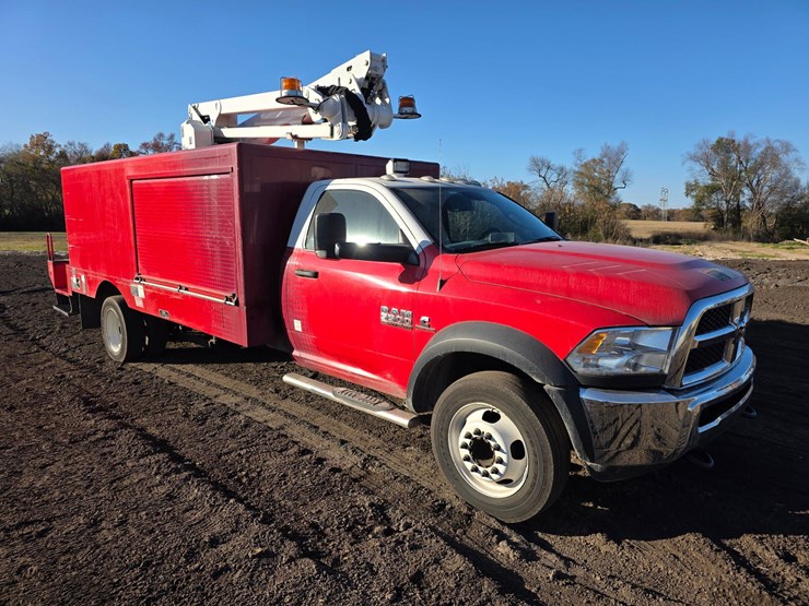 2017-ram-5500-bucket-truck-image-1